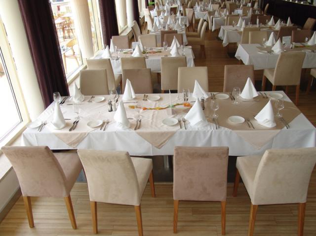 asztalterítő, napron és damaszt szalvéta